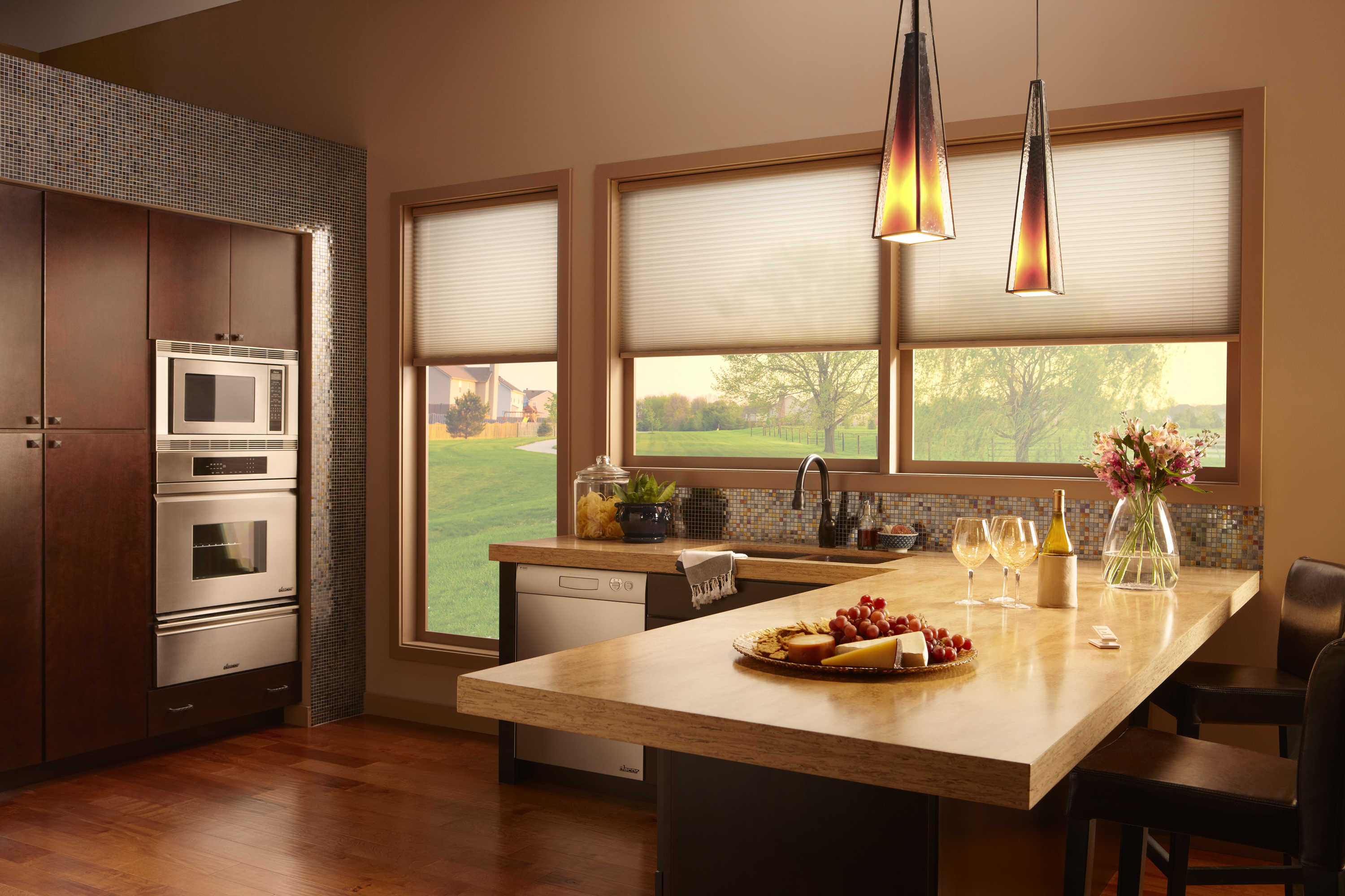 Окна на кухне купить. Рулонные шторы на кухню. Рулонные шторы в интерьере кухни. Красивые жалюзи на кухню. Рулонные шторы в интерьере.